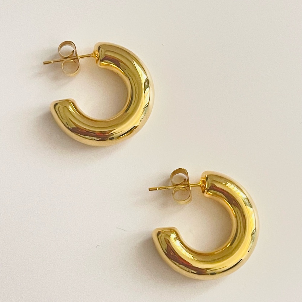 CC shaped hollwed small hoop women earring